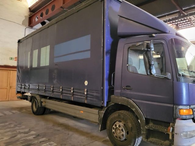 Camión Mercedes Atego con puerta elevadora