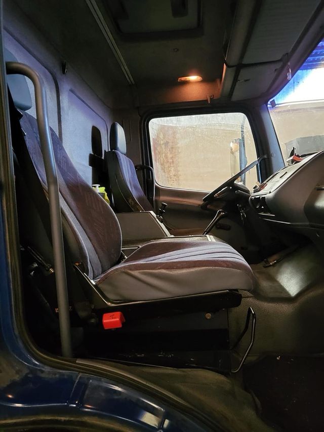 Camión Mercedes Atego con puerta elevadora