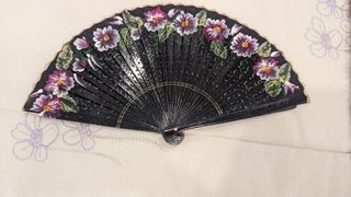 Abanico negro con flores moradas
