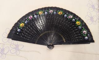 Abanico negro con flores moradas