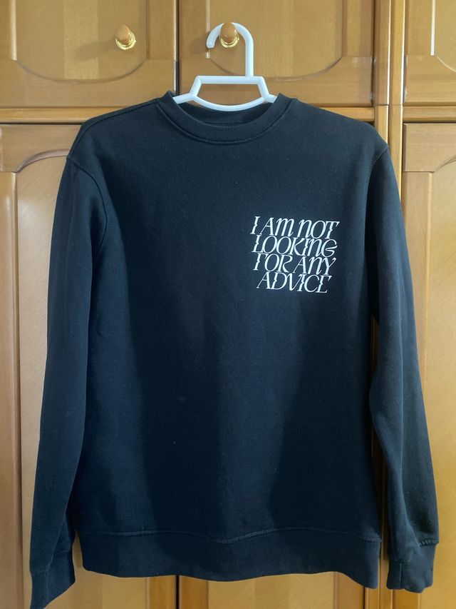 sudadera de color negro con letras blancas