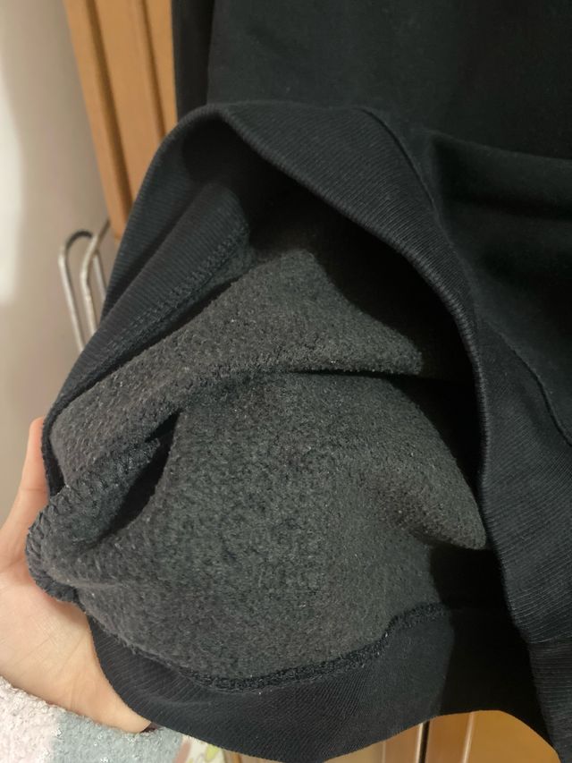 sudadera de color negro con letras blancas