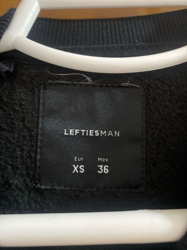 sudadera de color negro con letras blancas