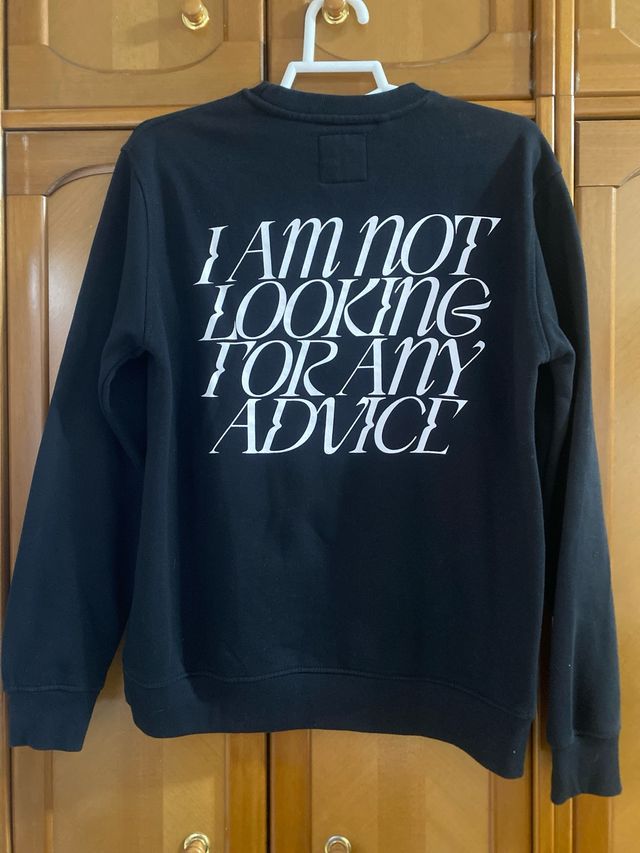 sudadera de color negro con letras blancas