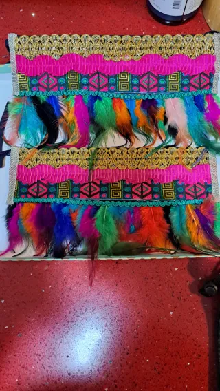 Cubrebotas de plumas multicolor