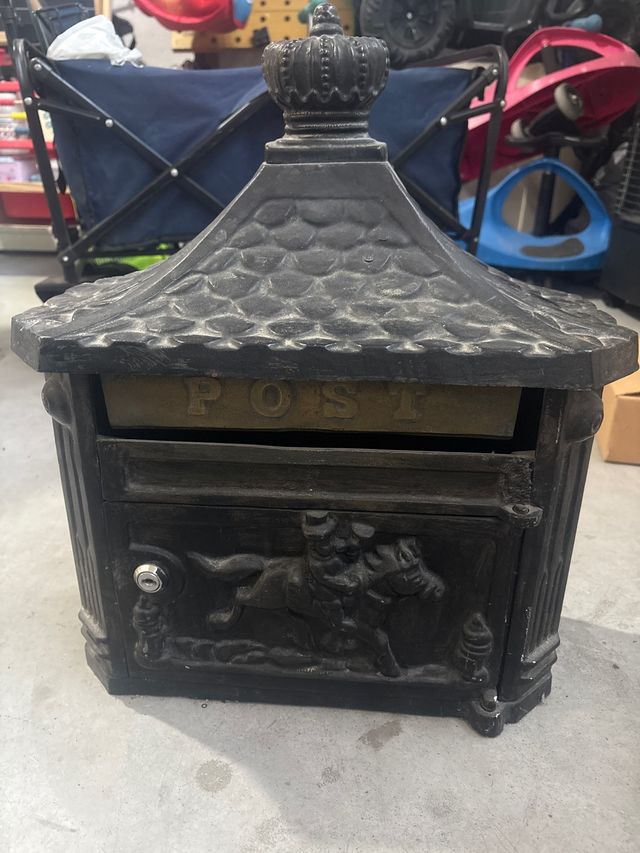 Buzón antiguo de hierro fundido