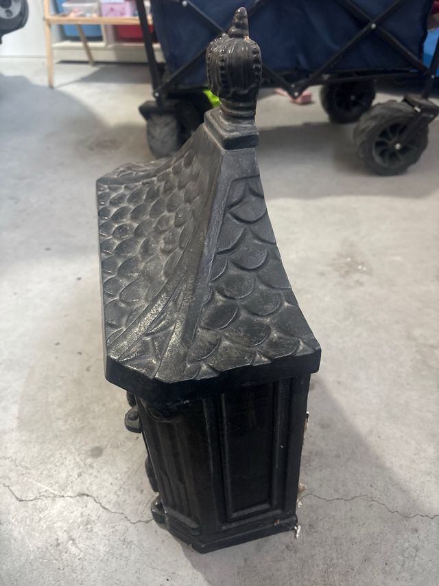 Buzón antiguo de hierro fundido