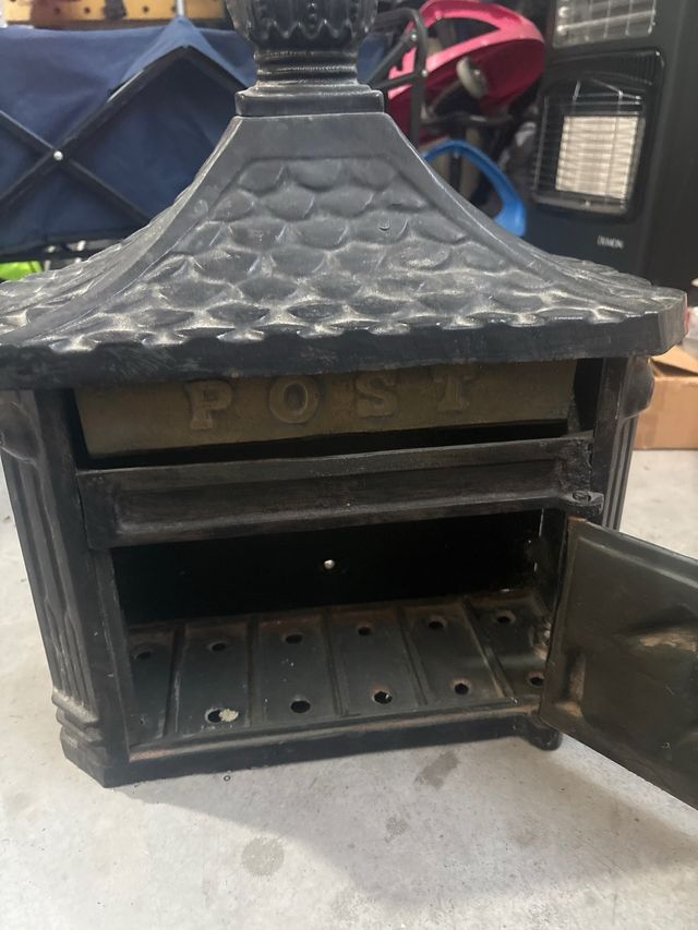 Buzón antiguo de hierro fundido