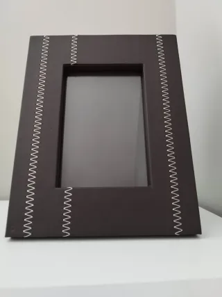 Marco de fotos marrón con diseño.