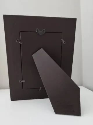 Marco de fotos marrón con diseño.