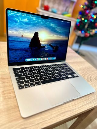 MacBook Air M2 (2022) como NUEVO + Magic Keyboard.