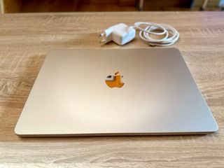 MacBook Air M2 (2022) como NUEVO + Magic Keyboard.