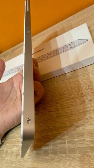 MacBook Air M2 (2022) como NUEVO + Magic Keyboard.