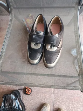 Zapatillas cómodas negras y plateadas