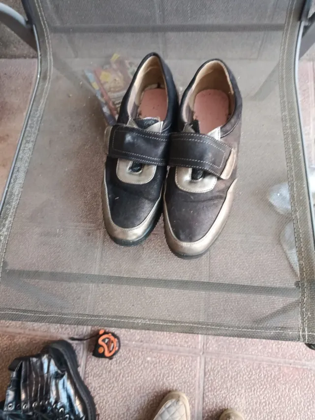 Zapatillas cómodas negras y plateadas