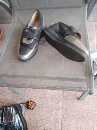 Zapatillas cómodas negras y plateadas