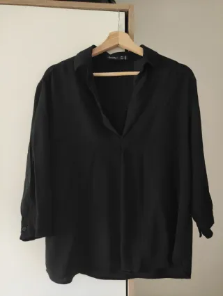 Blusa Bershka Negra Cuello Pico