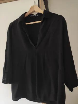 Blusa Bershka Negra Cuello Pico