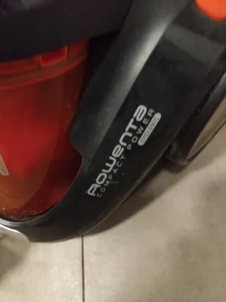 Aspirador Rowenta con depósito naranja