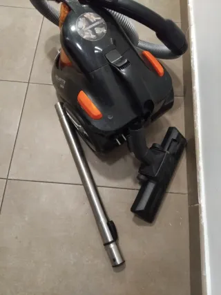 Aspirador Rowenta con depósito naranja