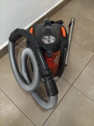 Aspirador Rowenta con depósito naranja