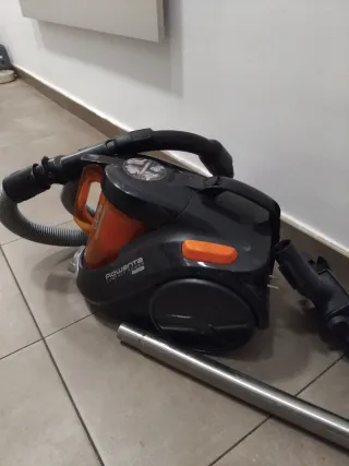 Aspirador Rowenta con depósito naranja
