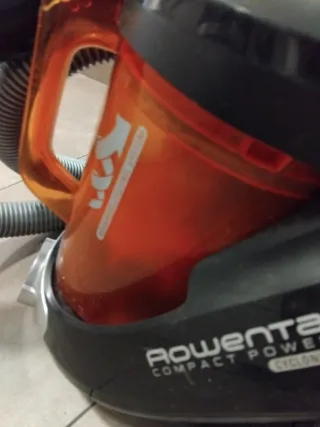 Aspirador Rowenta con depósito naranja