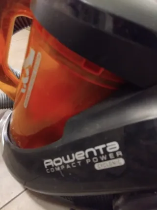 Aspirador Rowenta con depósito naranja