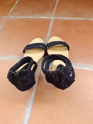 Sandalias negras con cremallera