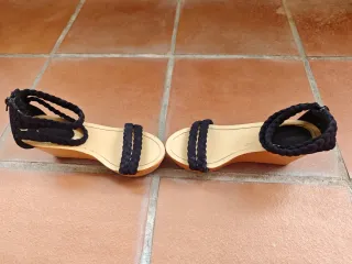 Sandalias negras con cremallera