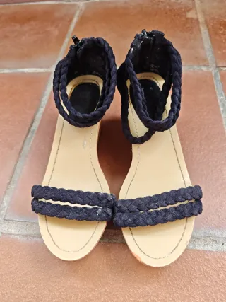 Sandalias negras con cremallera