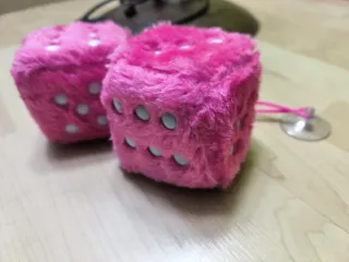 Dados de peluche rosas