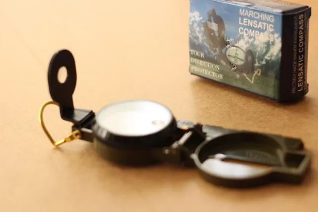 Brújula portátil de bolsillo.