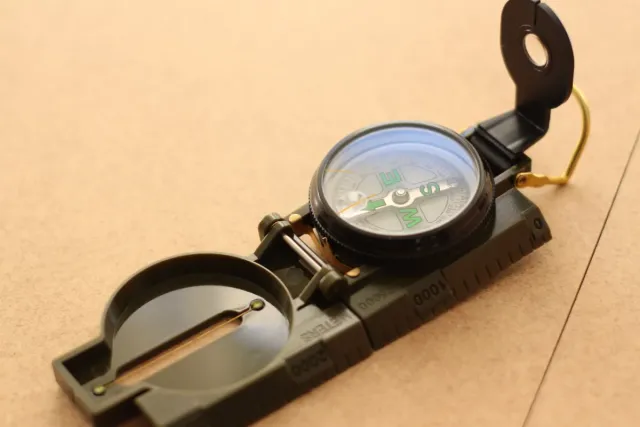 Brújula portátil de bolsillo.