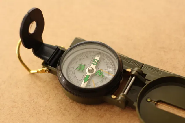 Brújula portátil de bolsillo.