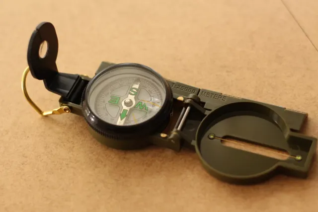 Brújula portátil de bolsillo.