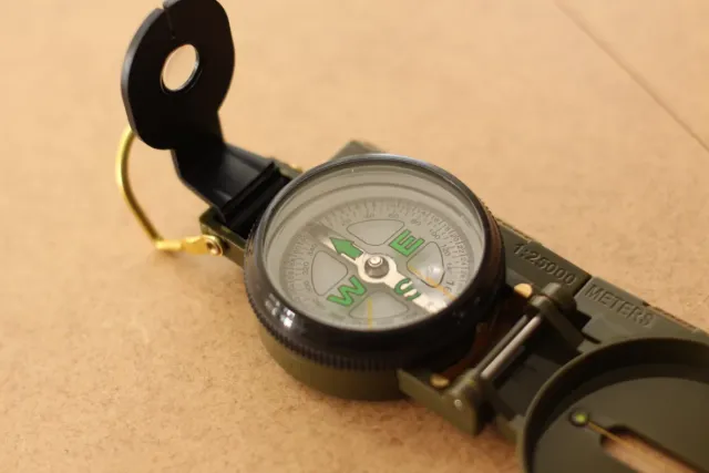 Brújula portátil de bolsillo.