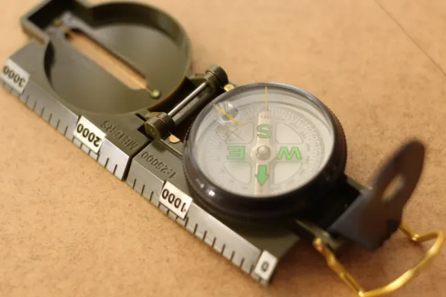 Brújula portátil de bolsillo.