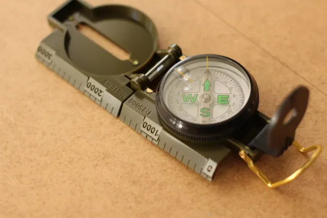 Brújula portátil de bolsillo.