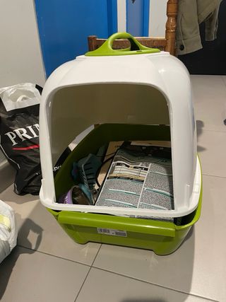 Arenero Gato Cubierto + Recogedor + Juguete