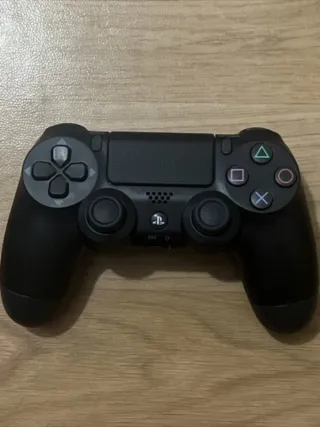 Ps4 500 GB + 2 controller