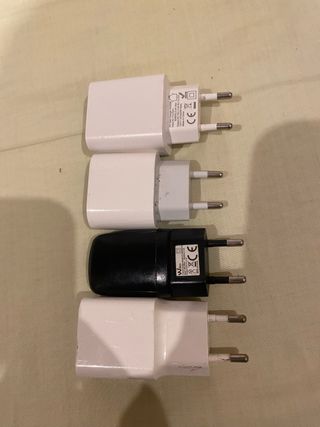 Cargadores USB Blancos y Negro