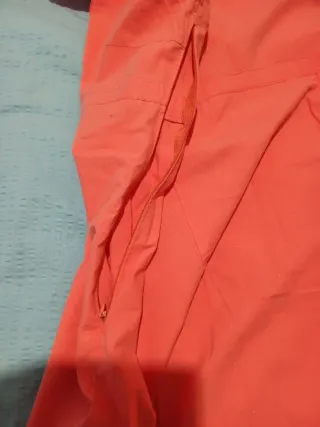 Vestido coral con detalles