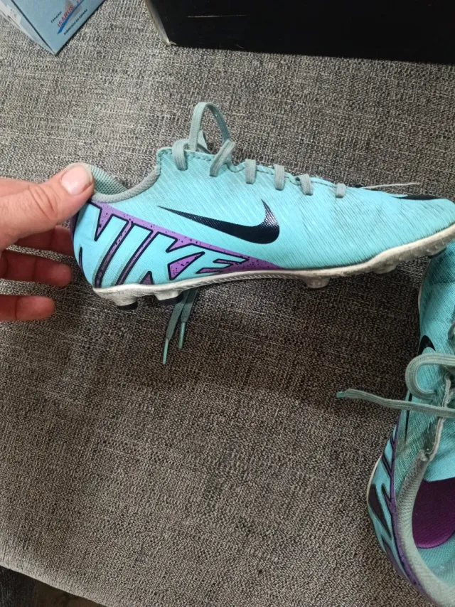 Botas Nike Fútbol Turquesa y Morado