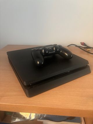 PS4 (PlayStation 4) Negra + Mando y Cables