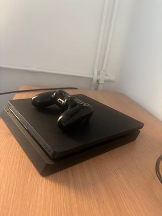 PS4 (PlayStation 4) Negra + Mando y Cables