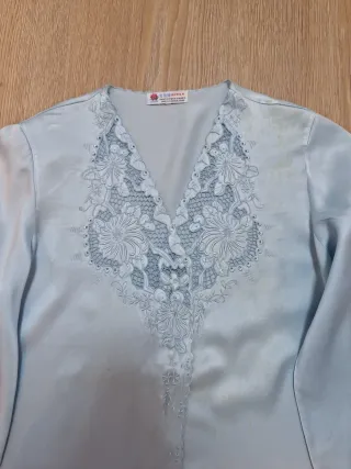 Bata de seda con encaje azul