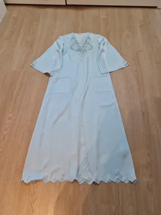 Bata de seda con encaje azul