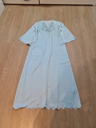 Bata de seda con encaje azul