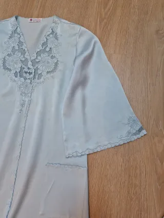 Bata de seda con encaje azul
